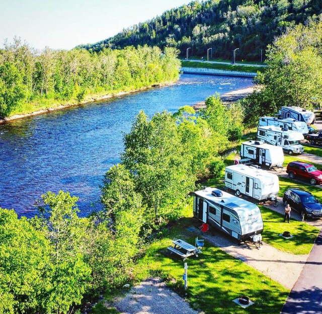 Camping au bord de la rivière&nbsp;&nbsp;&nbsp;&copy; Dominic Bergeron