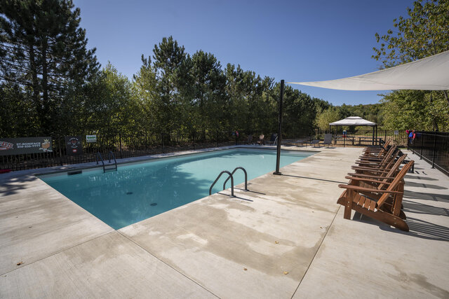 Piscine&nbsp;&nbsp;&nbsp;&copy; Camping Bivouak; Joey Richard