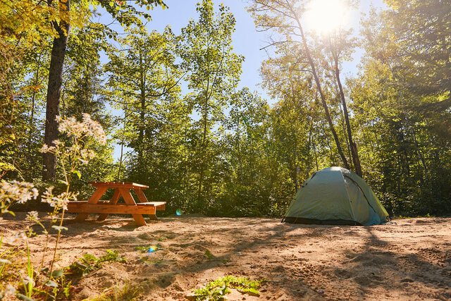 Camper sous la tente&nbsp;&nbsp;&nbsp;&copy; M. Baril Tessier