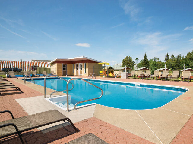 Piscine&nbsp;&nbsp;&nbsp;&copy; Hôtel Days Inn Rivière-du-Loup