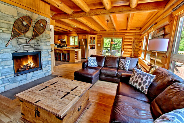 Le Castor - Salon avec foyer&nbsp;&nbsp;&nbsp;&copy; Au Chalet en Bois Rond