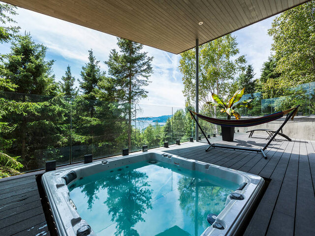 Terrasse inférieure avec spa&nbsp;&nbsp;&nbsp;&copy; R.Bouchard