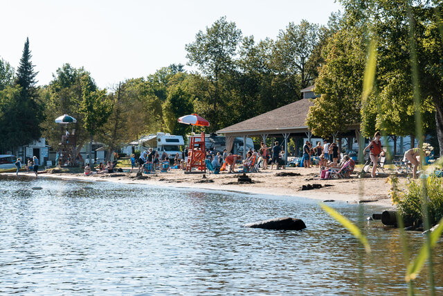 Plage sablonneuse&nbsp;&nbsp;&nbsp;&copy; Alex & MJ On the Go