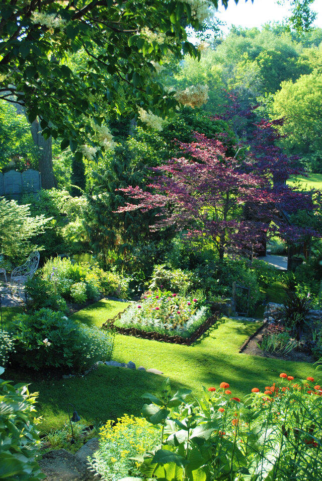 Vue d'ensemble en plongé des jardins de niveau inférieur&nbsp;&nbsp;&nbsp;&copy; Jardins & Des Lys