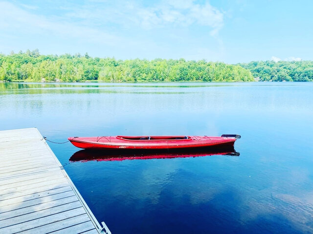 Kayak sur le bord du Lac Beattie&nbsp;&nbsp;&nbsp;&copy; J.Boyer