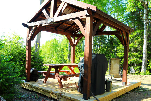 Gazebo avec coin repas, totalement aménagé pour vous, l'expérience Chalets BSL dans la magnifique région de Rimouski&nbsp;&nbsp;&nbsp;&copy; chaletsbsl