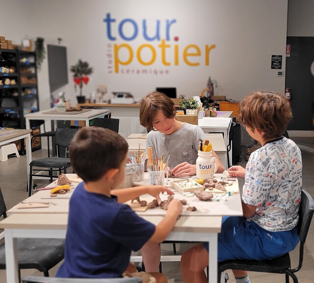 Jouez avec l'argile&nbsp;&nbsp;&nbsp;&copy; Tour Potier Studio Céramique