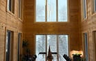 Immense table de bois, avec vue sur le lac