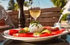 Assiettes et vins au verre pour l'apéro&nbsp;&nbsp;&nbsp;&copy; Maria Michaud