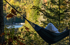 Belvedère de relaxation avec hamacs et vue sur la chute © Chalet la coulée douce