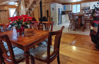Salle à dîner pour 6 personne dans l'aire ouverte © Seigneurie de Valdombre