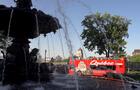 Le bus rouge devant la Fontaine de Tourny © Unitours