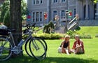 Couple de cycliste devant l'hôtel de ville&nbsp;&nbsp;&nbsp;&copy; Destination Sherbrooke