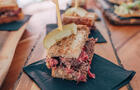 Mini sandwich smoked meat © C.Baril-Gélinas