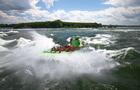 Saute‑Moutons - Bateau vert dans une vague © Saute-Moutons