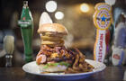 Burger titanesque © McKibbin's Irish Pub (Pointe-Claire)