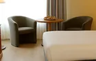 Chambre Confort 2 grands lits chaises table fençetre © Hôtels-Gouverneur-Rimouski
