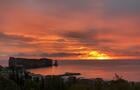 Levée de soleil en arrière du Rocher Percé © N.Méthot