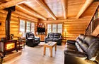 Le Maikan - Salon avec foyer au bois © Au Chalet en Bois Rond