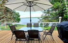 Patio extérieur avec BBQ table et parasol&nbsp;&nbsp;&nbsp;&copy; Chalet tranquillité entre lac et monts