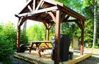 Gazebo avec coin repas, totalement aménagé pour vous, l'expérience Chalets BSL dans la magnifique région de Rimouski © chaletsbsl