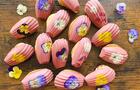 Les madeleines d'Emilie - Fleurs comestibles, chocolat ruby et coeur griotte&nbsp;&nbsp;&nbsp;&copy; Les madeleines d'Emilie