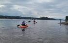 2 kayaks et planche à pagaie à disposition © J.Bonneville