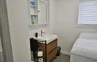 Salle de lavage avec douche et toilette