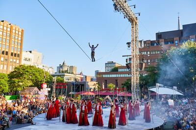 MONTRÉAL COMPLÈTEMENT CiRQUE
