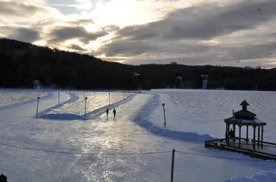 Anneau de glace sur le lac Mercier