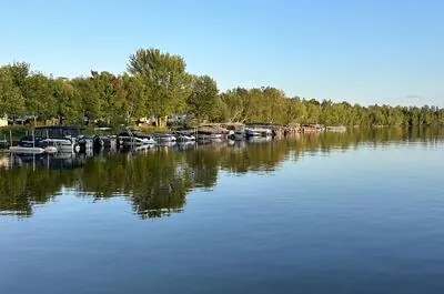 CAMPING À LA CLAIRIÈRE