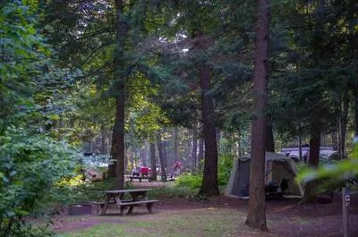 CAMPING CENTRE TOURISTIQUE DU LAC SIMON – SÉPAQ