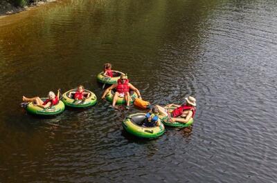 Descente de rivière sur tubes au Parc Régional des Chutes Monte-à-Peine-et-des-Dalles