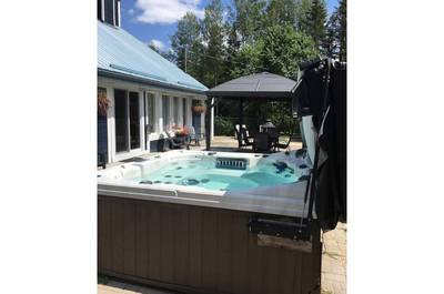 Cour arrière avec Spa   © Chalets Arseneault inc. / Espace Pub inc.