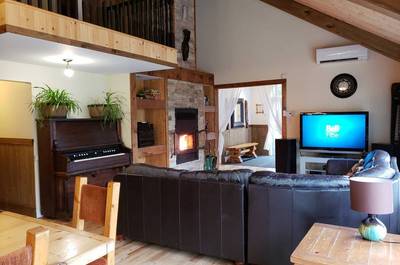 Salon   © Chalets Arseneault inc./Espace Pub inc.