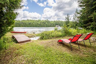 Bord du lac et cour   © J.Laroche