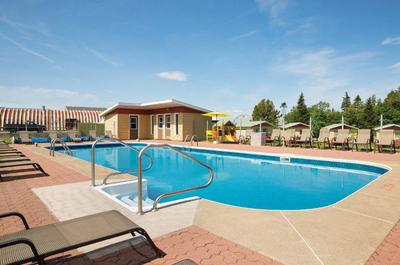 Piscine   © Hôtel Days Inn Rivière-du-Loup