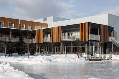 Hôtel et patinoire en saison hivernale