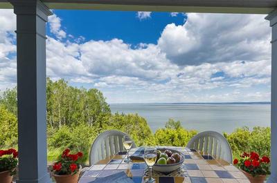Terrasse conviviale et vue fleuve   © R.Bouchard