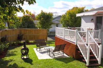 Terrasse arrière avec table et balancelles