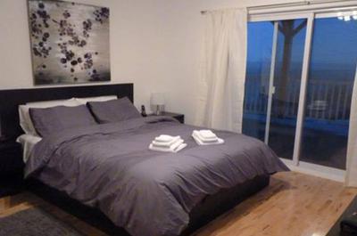 Chambre avec porte-fenêtre