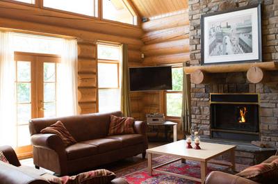 Salon   © Fiddler Lake Resort