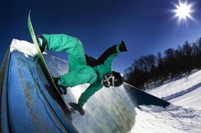 Planche à neige dans le parc