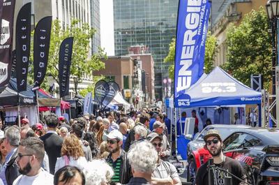 Foule sur la rue Crescent