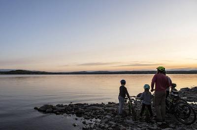 Vélo sur le bord du lac Témiscouata   © TQ/G.Leroyer