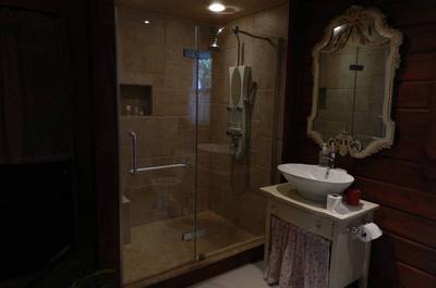 Salle de bain au plancher principal   © Le Chalet Ouareau