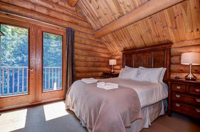 Chambre avec grand lit et balcon privé
