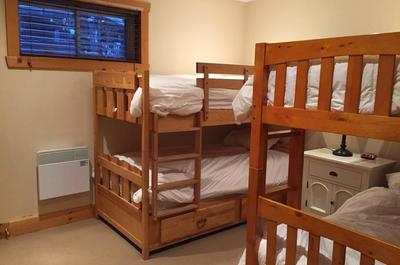 Chambre avec 2 lits superposés