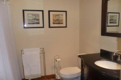 Salle de bain avec bain douche