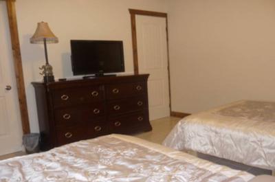 Une chambre avec 2 lits doubles